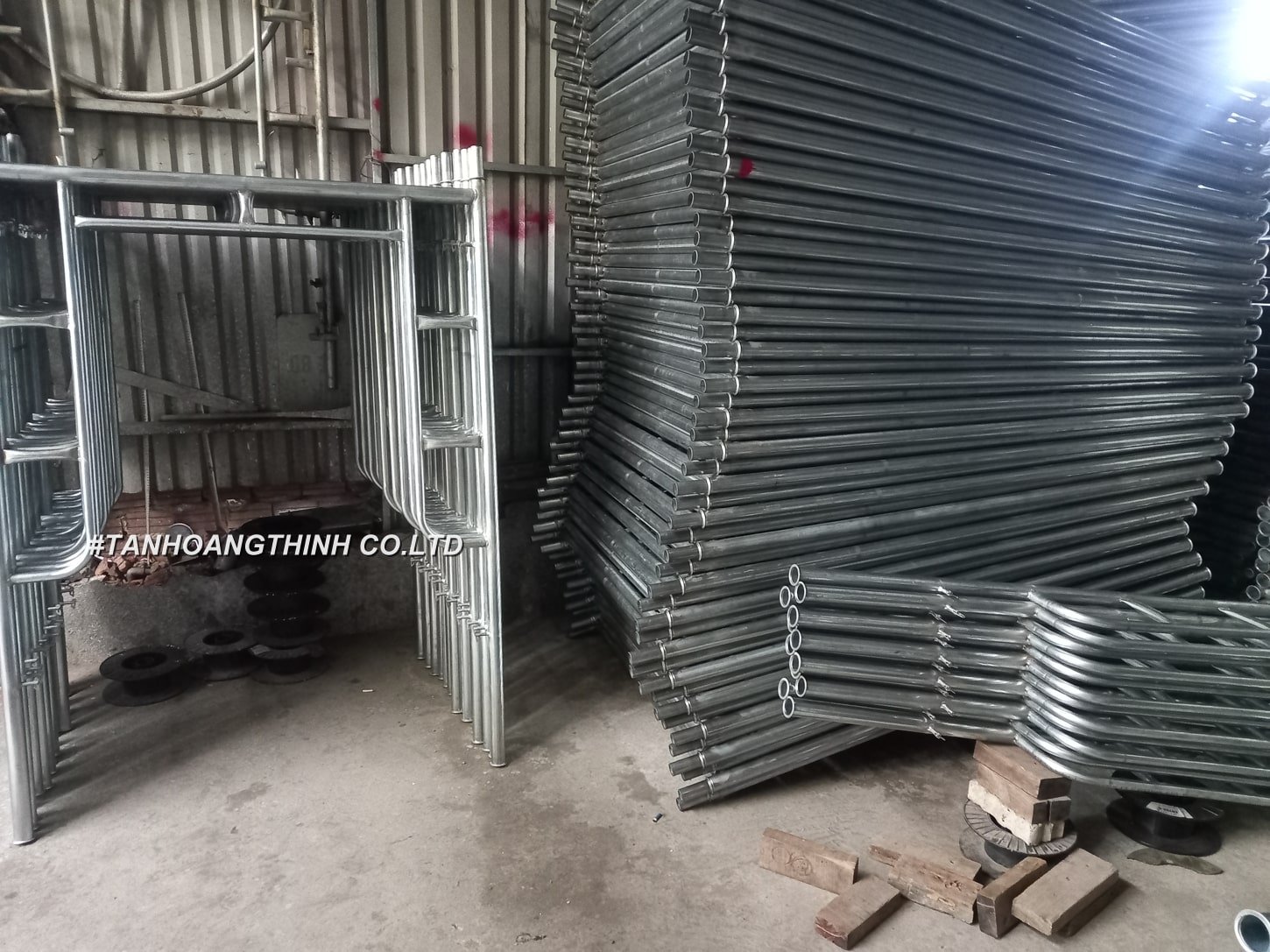 so sánh giàn giáo nêm và giàn giáo khung