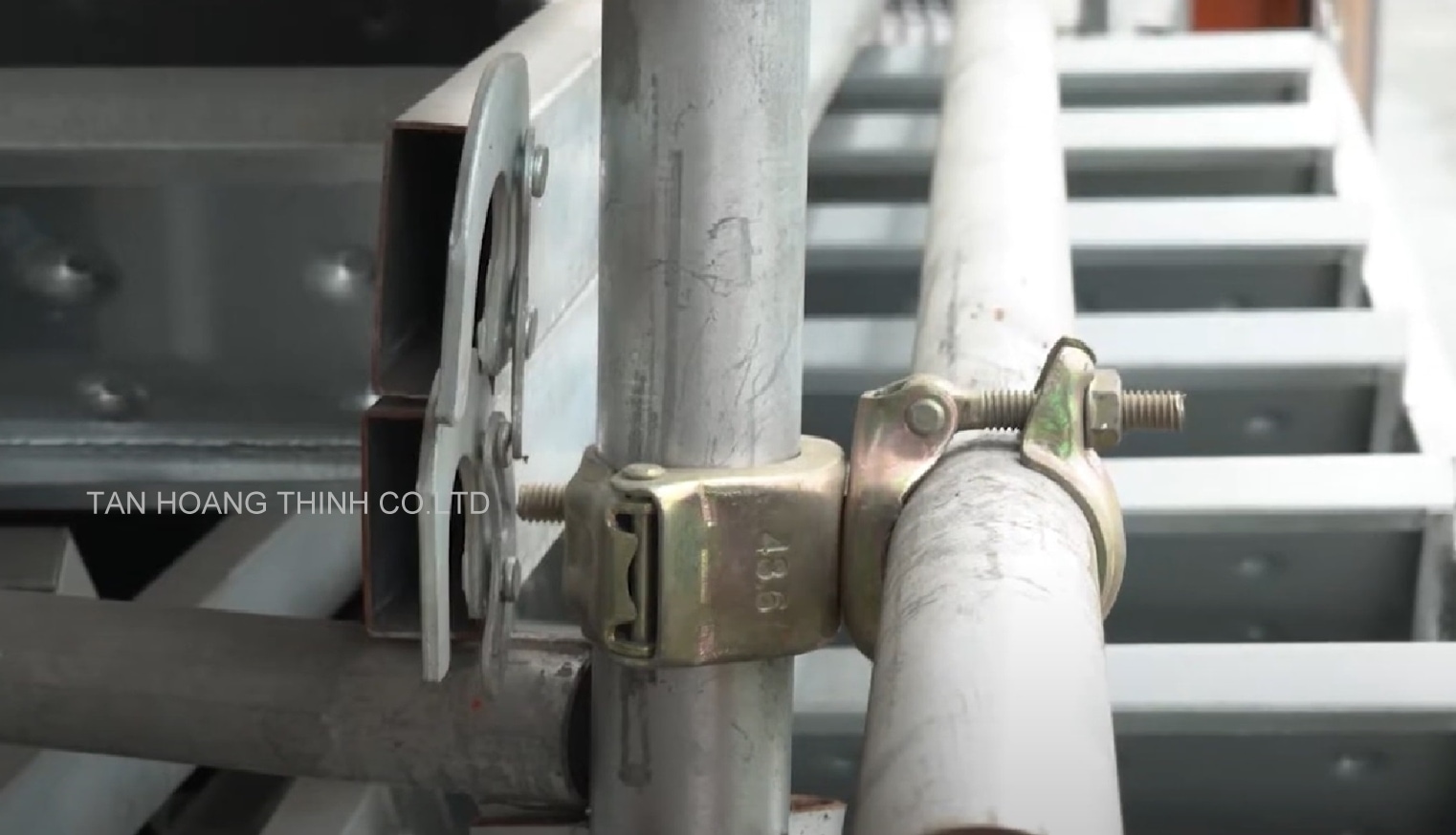 ban-gian-giao-va-phu-kien-gian-giao-da-nang