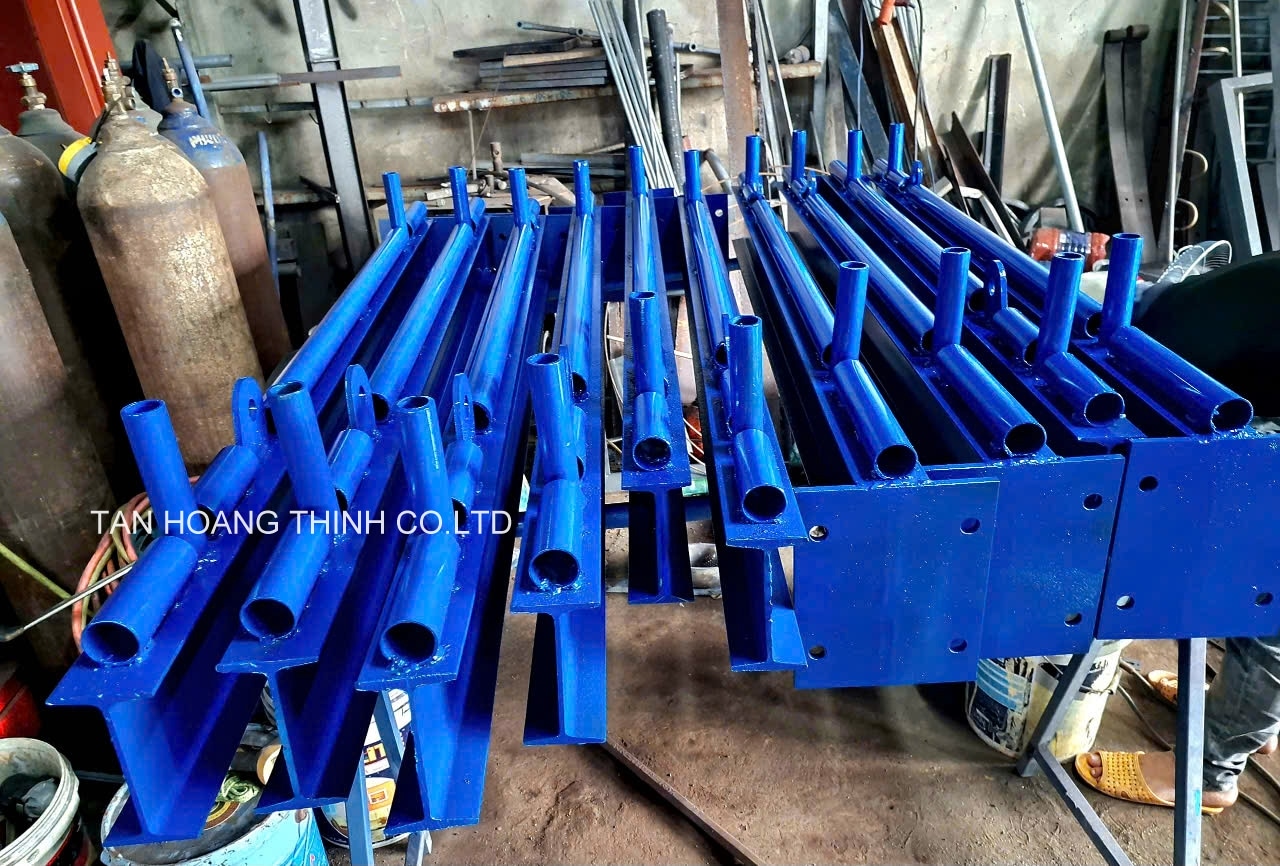 ban-dam-treo-gian-giao-xay-dung-thep-hinh-i