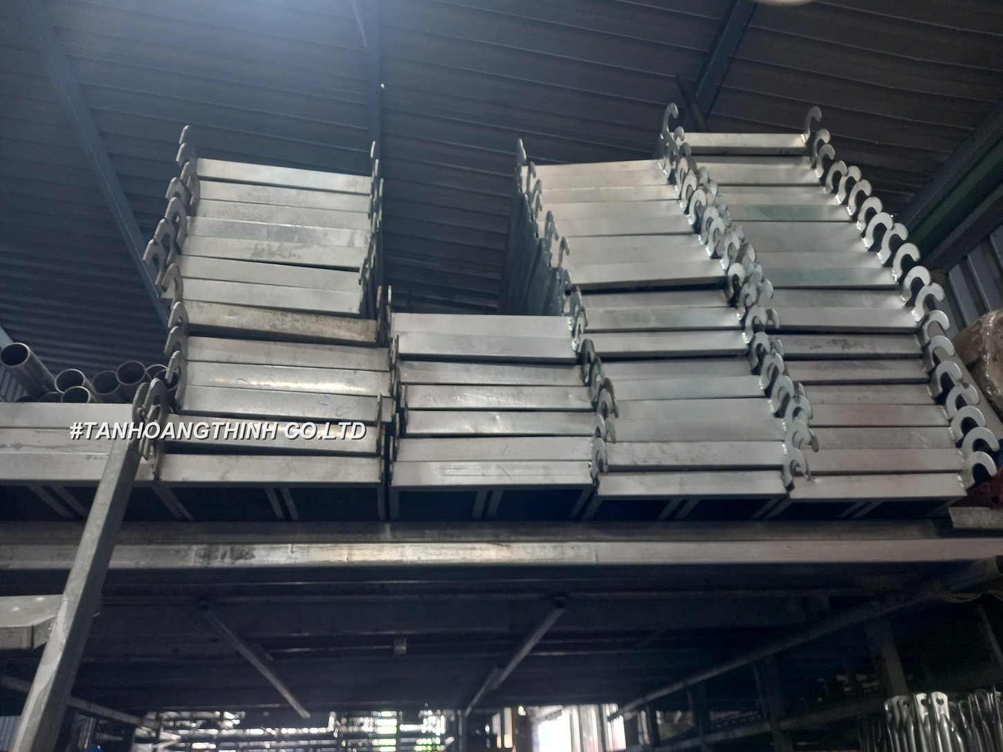 ban-san-thao-tac-mam-gian-giao-da-nang