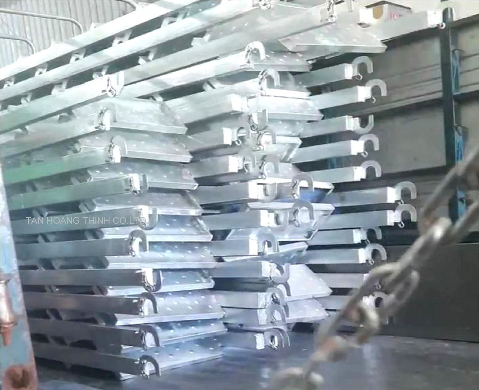 thang giàn giáo là thiết bị không thể thiếu cho mọi giàn giáo bao che