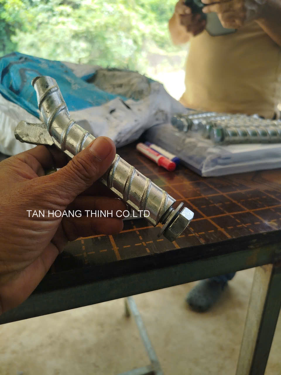 gia-cong-cung-cap-bulon-chu-y-bu-long-duoi-ca-da-nang