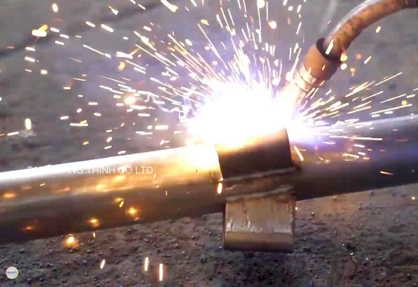 gia-cong0cung-cap-gian-giao-nem-da-nang-mien-trung