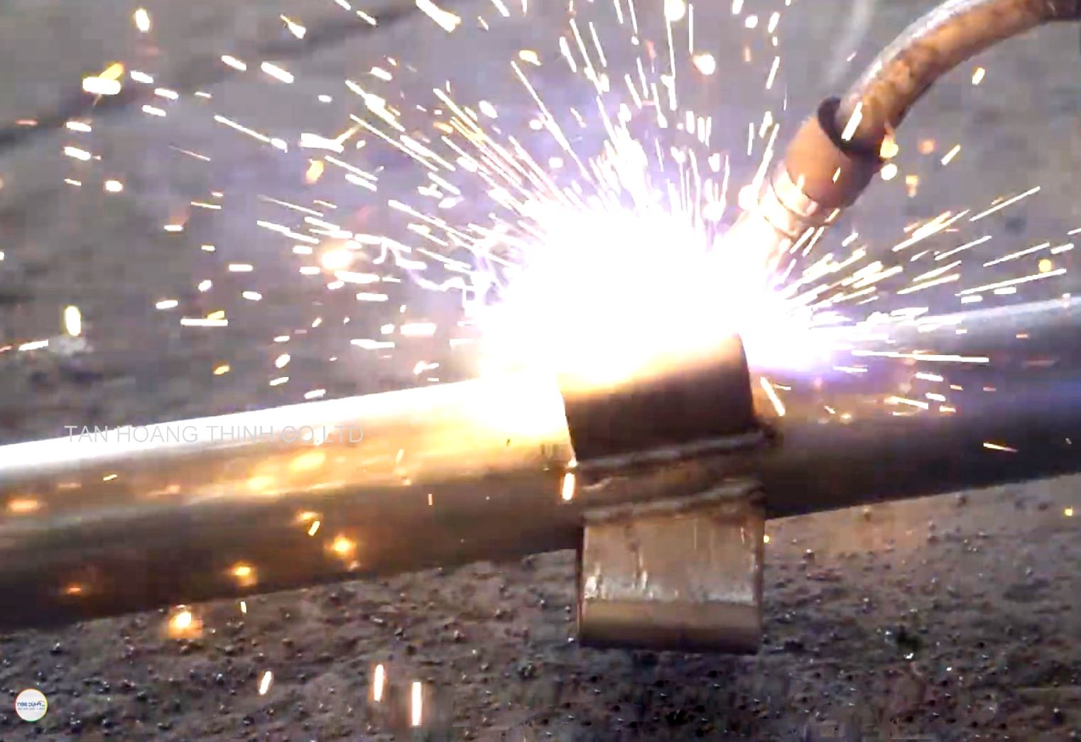 gia-cong-giao-nem-phu-kien-gian-giao-nem