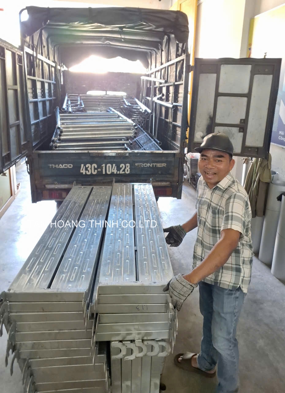 xuất hàng giàn giáo đi công trường xây dựng