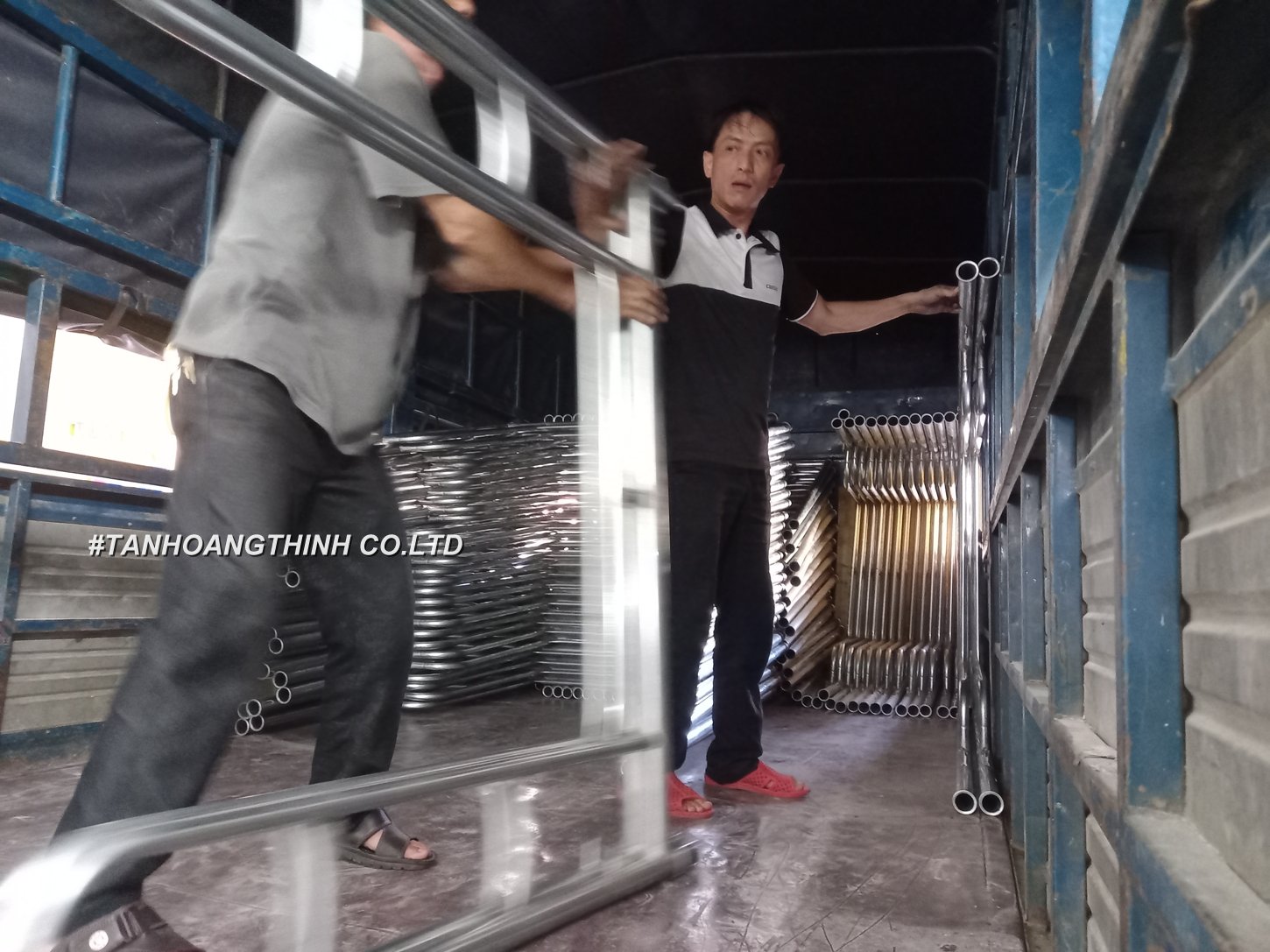 hình ảnh đang bốc xếp giàn giáo lên xe đưa đi công trình