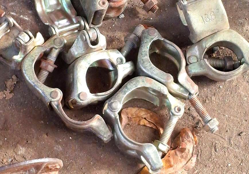 cùm khóa xoay công ty cấp cho công trường dùng sau 1 năm vẫn còn như mới