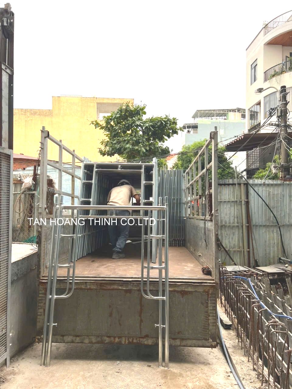 thiet-bi-gian-giao-xay-dung