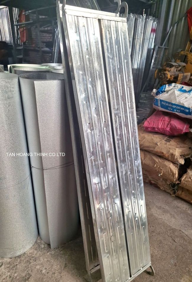 mâm-sàn-thao-tác-thiet-bi-gian-giao-xay-dung