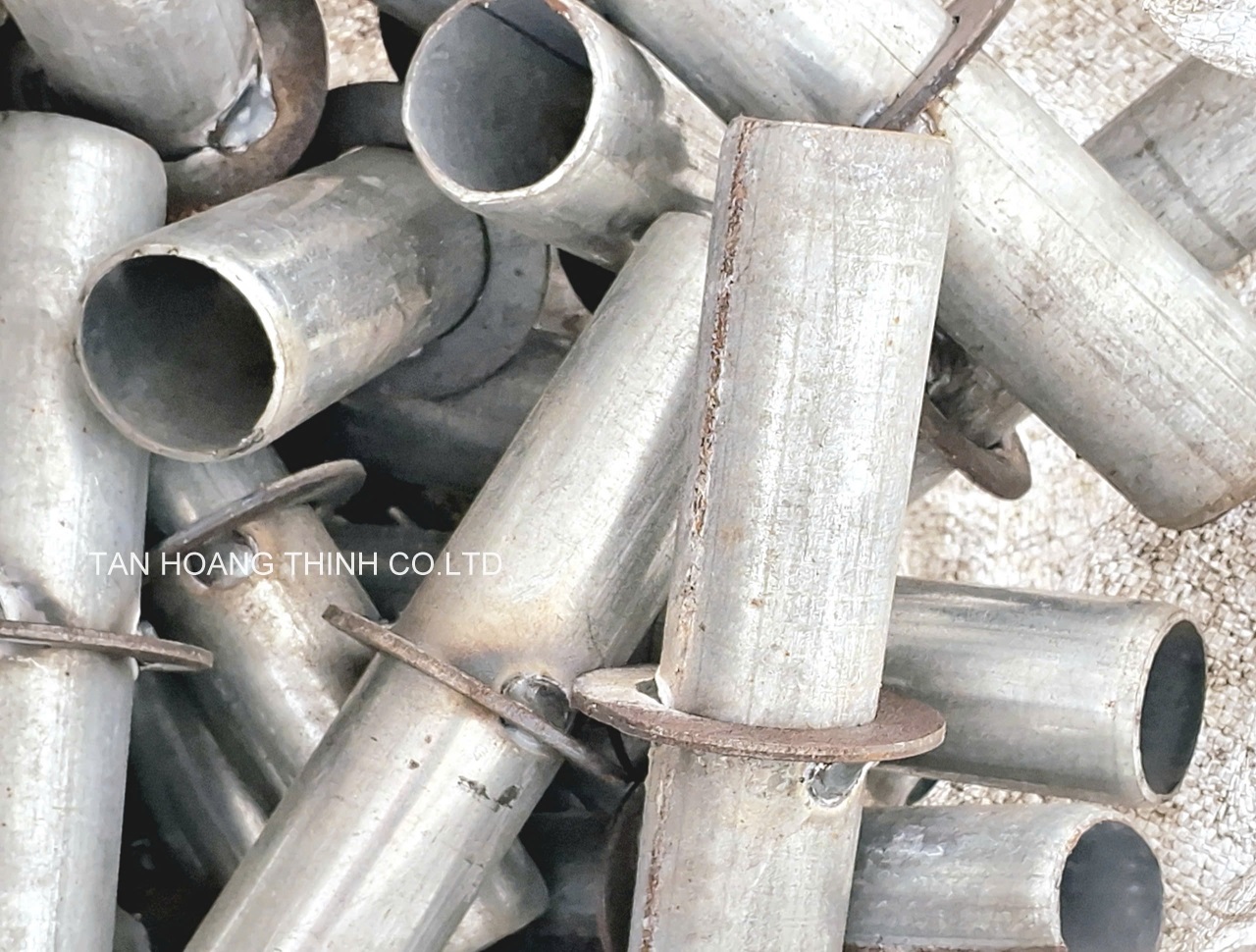 Ống nối giàn giáo xây dựng là một phụ kiện kim loại dùng để liên kết các ống thép trong hệ thống giàn giáo